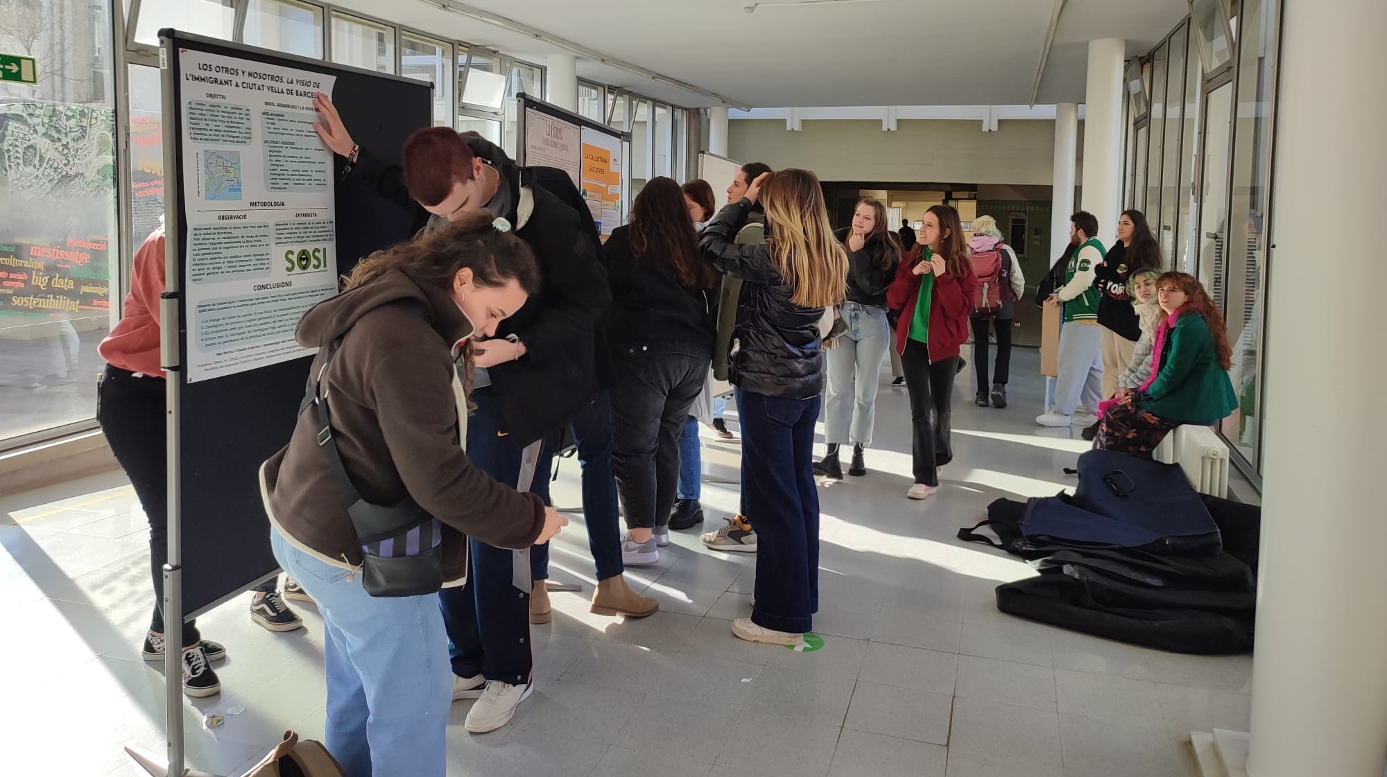 alumnes al passadís gaudint de l'exposició